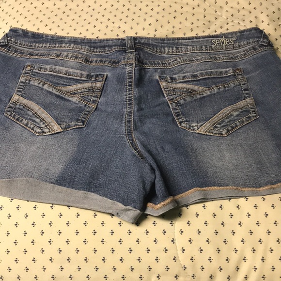 Shorts - Picture 4 of 4